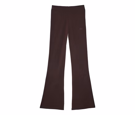 Pantalon évasé marron avec un logo Fila sur la hanche gauche.