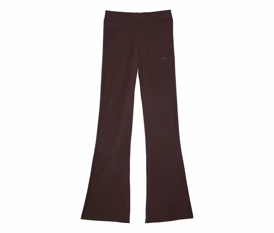 Pantalon évasé marron avec un logo Fila sur la hanche gauche.