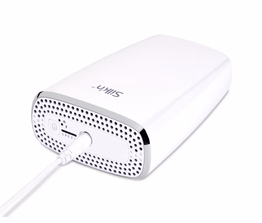 Gros plan sur l'épilateur Jewel « LUXX 250.000 » de Silk'n® blanc avec cordon d'alimentation branché.