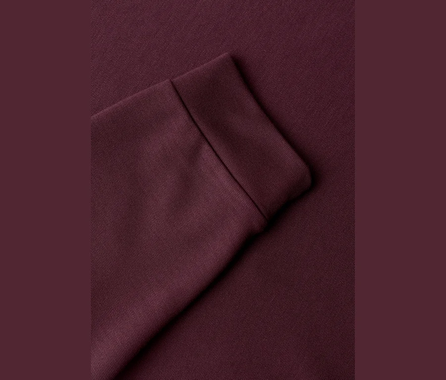 Gros plan sur la manche d'un T-shirt en jersey 3/4 Street One rouge, avec un poignet visible.