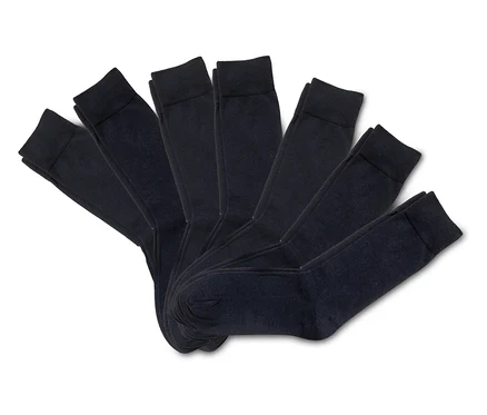 Sept paires de chaussettes noires.