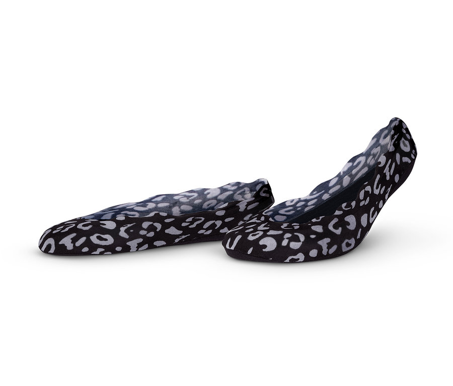 Deux paires de socquettes Magic Cut noires à motif léopard posées sur un fond blanc.