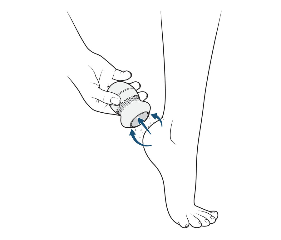 Une main utilise un coupe-cors avec fonction ventouse sur un pied.