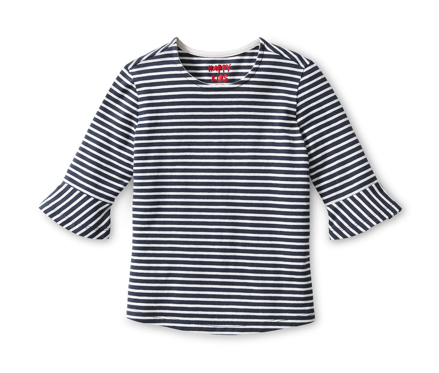 Un t-shirt rayé à manches trois-quarts posé sur un fond blanc.