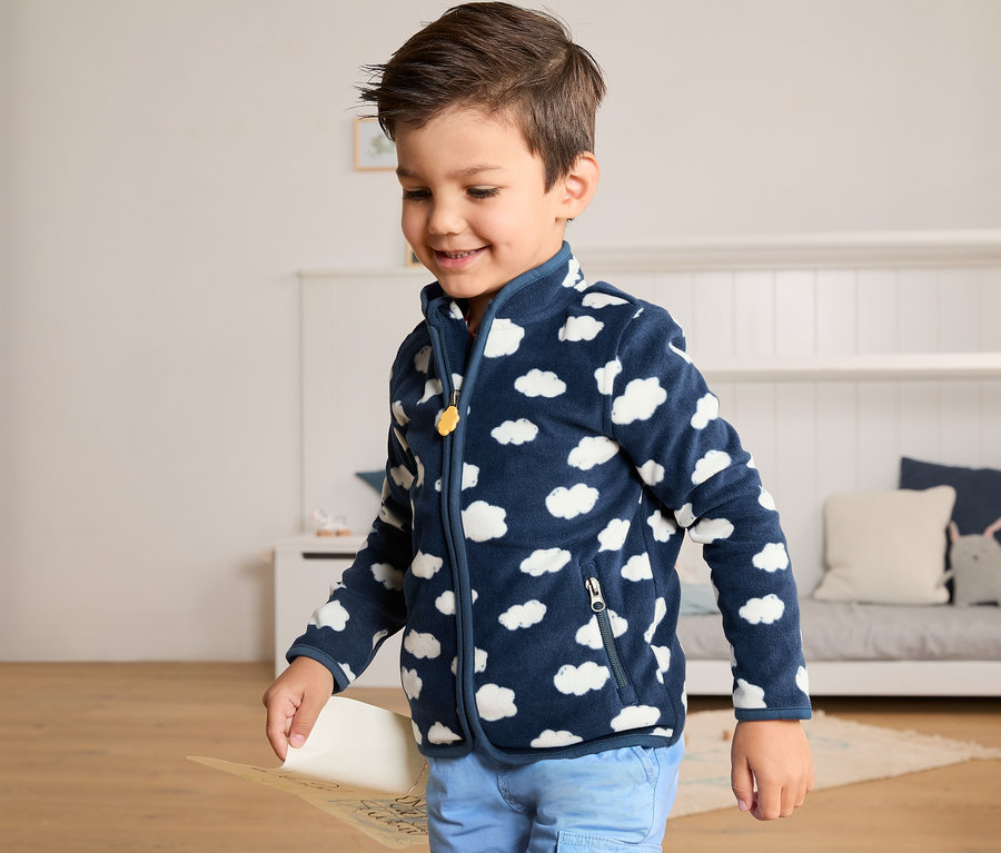 Garçon portant une jaquette en polaire.