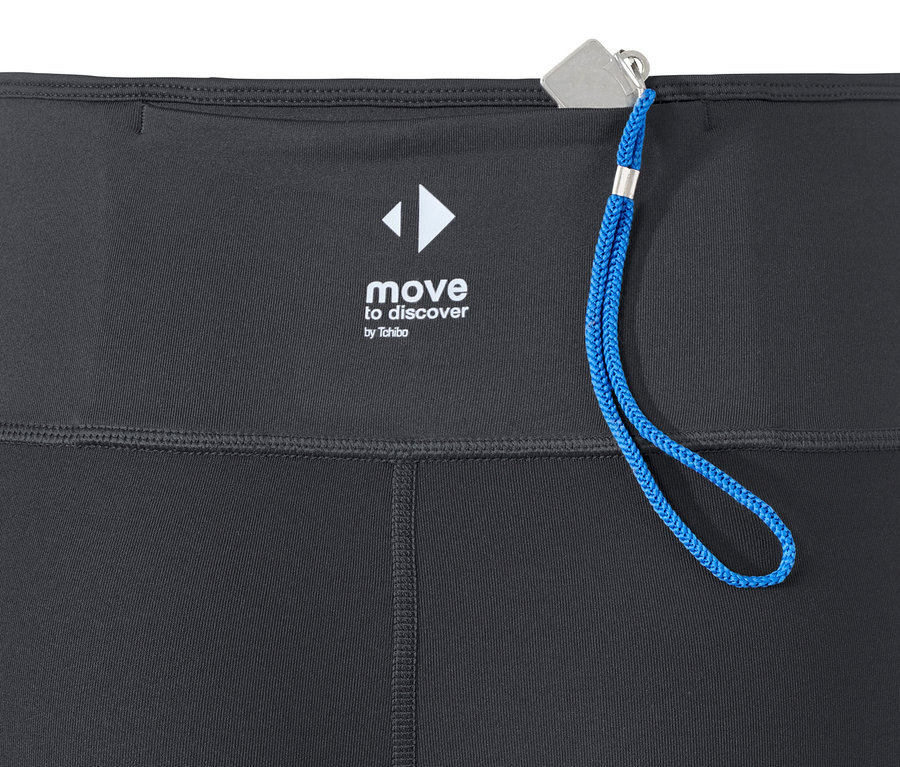 Gros plan sur un legging de sport 7/8 avec une poche et un cordon bleu.