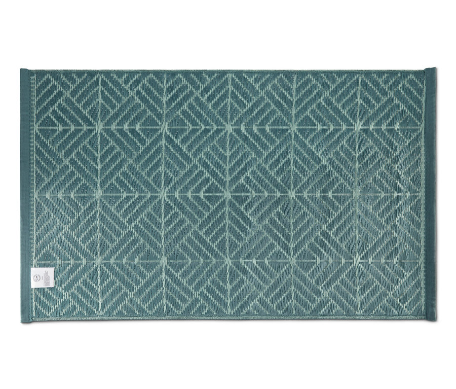 Un tapis d'extérieur avec un motif géométrique.