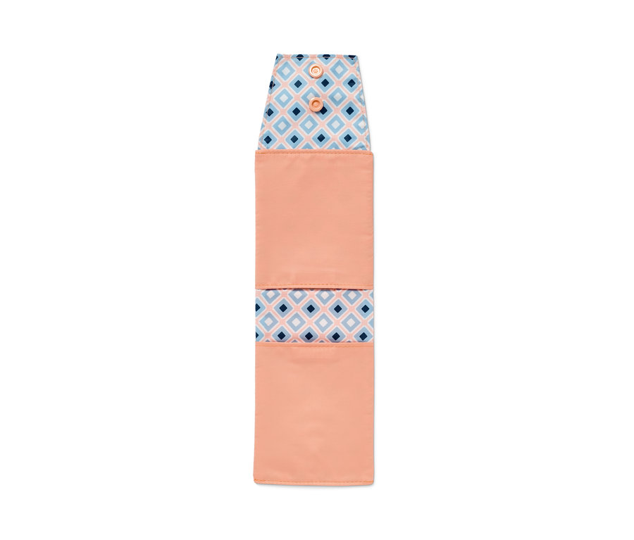 Pochette hygiénique ouverte couleur pêche avec un motif géométrique bleu et blanc.