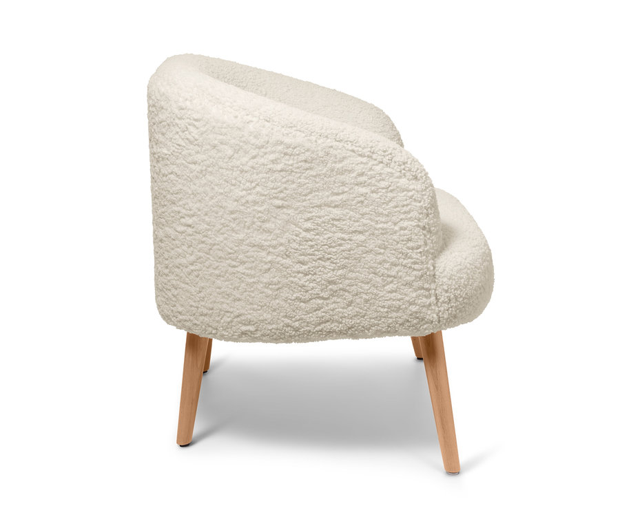 Vue latérale d'un fauteuil peluche/bouclette avec pieds en bois.