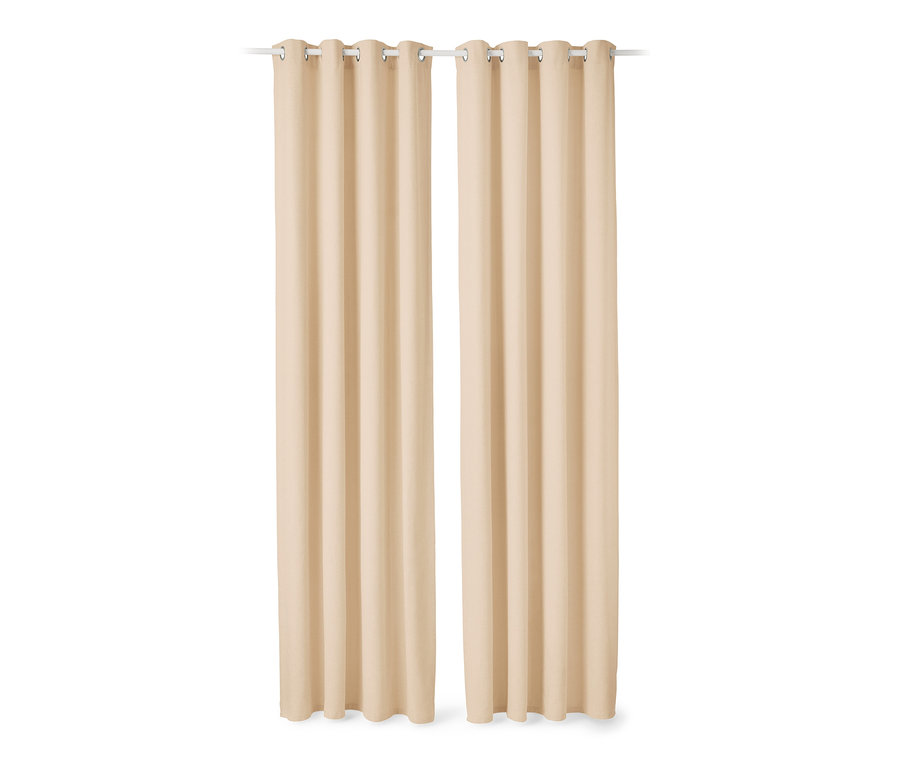 Deux rideaux beiges suspendus à une tringle blanche.