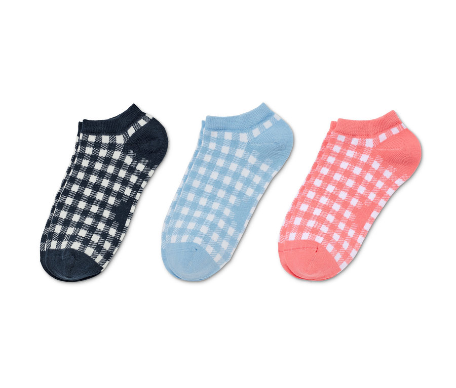 Trois paires de socquettes de sport à carreaux en noir, bleu et rose.