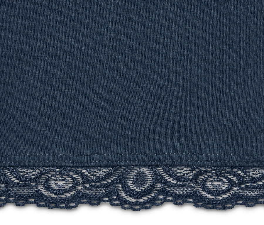 Détail d'un legging court bleu foncé avec bordure en dentelle.