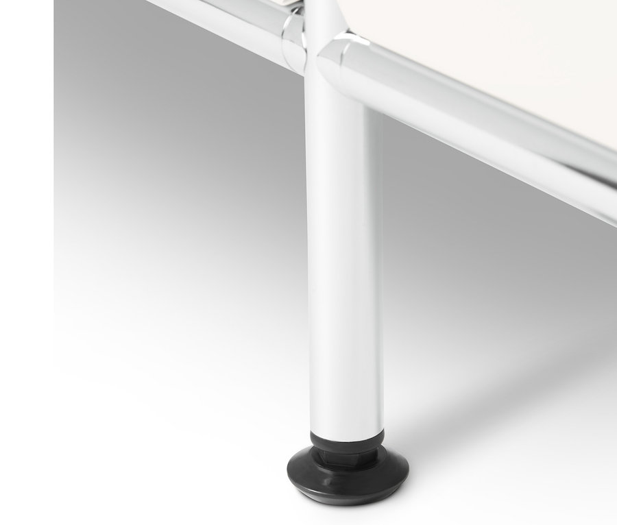 Gros plan d'un meuble bas en métal « CN3 » à abattants, blanc, avec un pied chromé.