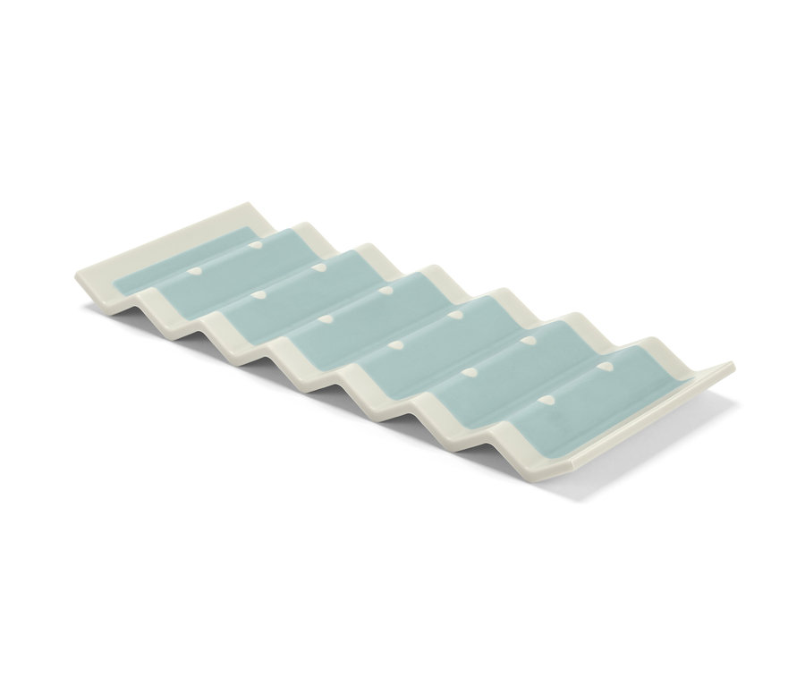 Support de bouteille pour réfrigérateur avec bordure blanche et creux bleus.