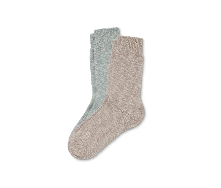 Deux paires de chaussettes en maille, une paire bleu clair, une paire beige.