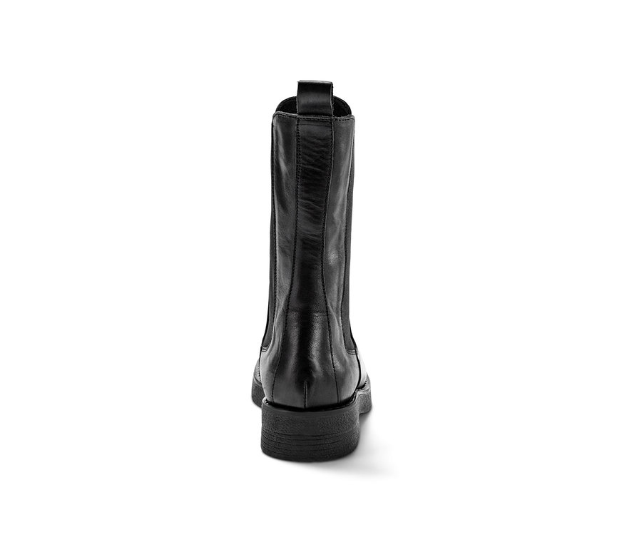 Détail de l'arrière d'une bottine en cuir.