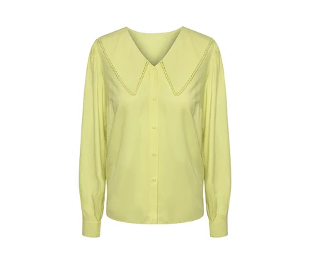 Blouse jaune avec col et manches longues.