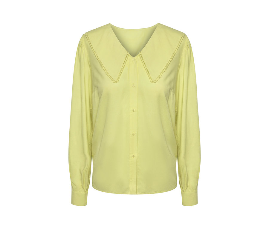 Blouse jaune avec col et manches longues.