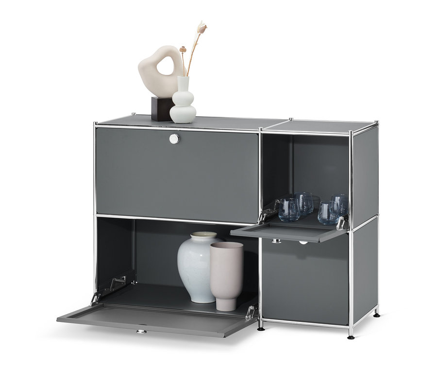 Buffet bas « CN3 » gris avec 4 abattants, avec vases et verres.