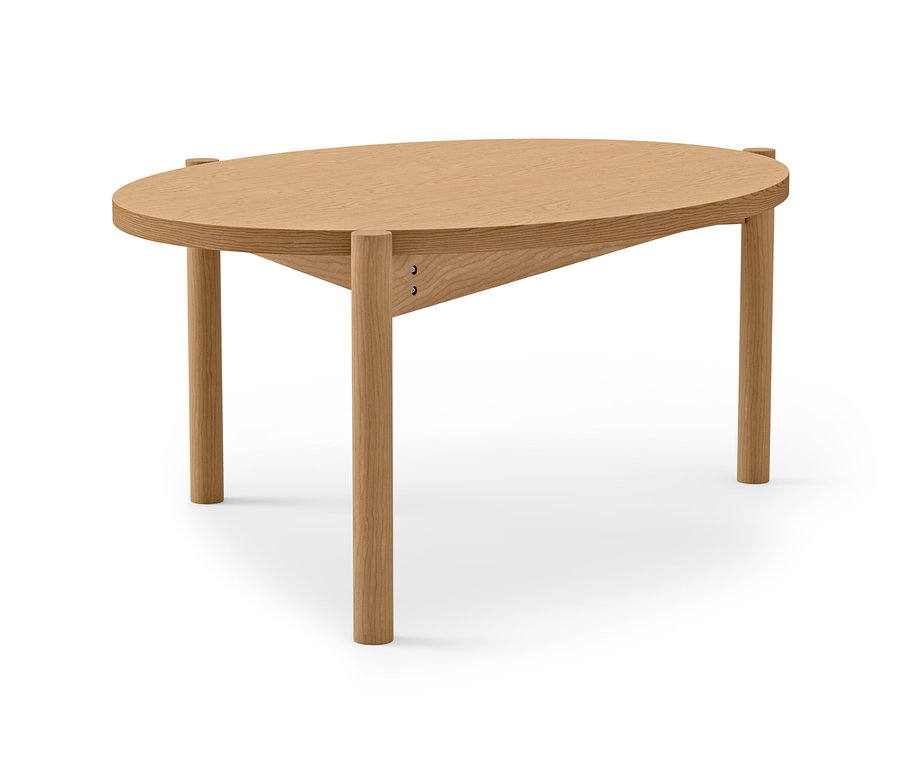 Table basse ovale en bois clair avec quatre pieds ronds.
