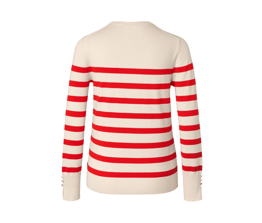 Détail d'un pull en maille fine rayé rouge.