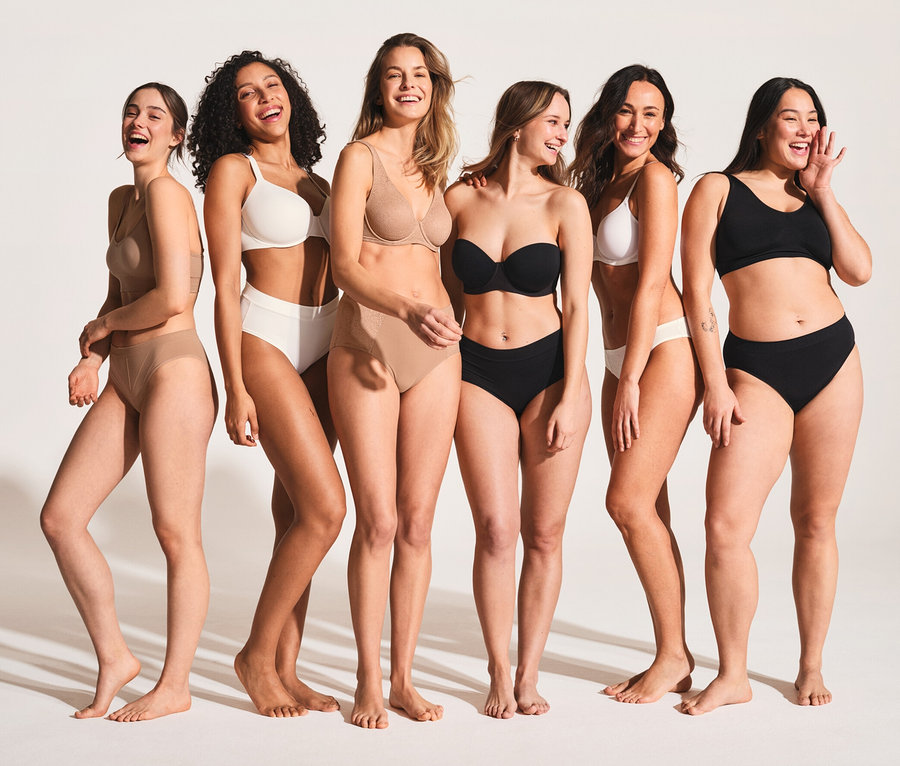 Six femmes souriantes en sous-vêtements se tiennent côte à côte. Les femmes portent des 2 brassières SCHIESSER avec coton bio, noir, blancs et noirs.