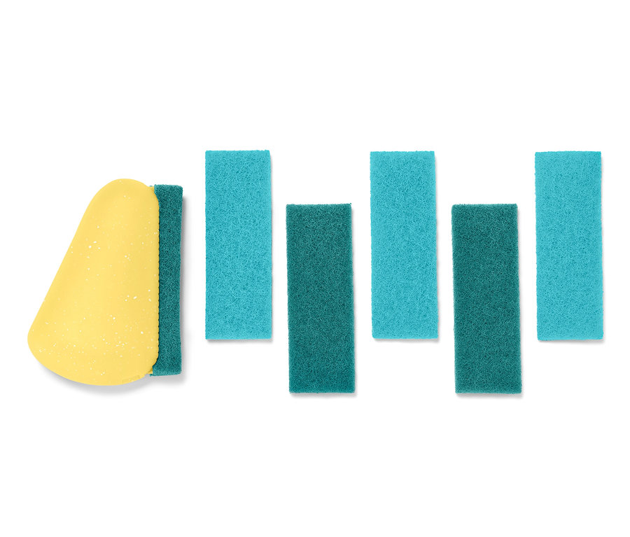 Raclette jaune pour angles et joints et tampons de nettoyage bleu-vert disposés sur un fond blanc.