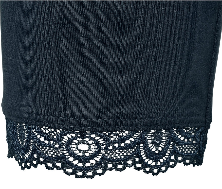 Gros plan sur un legging 3/4 bleu foncé avec bordure en dentelle.