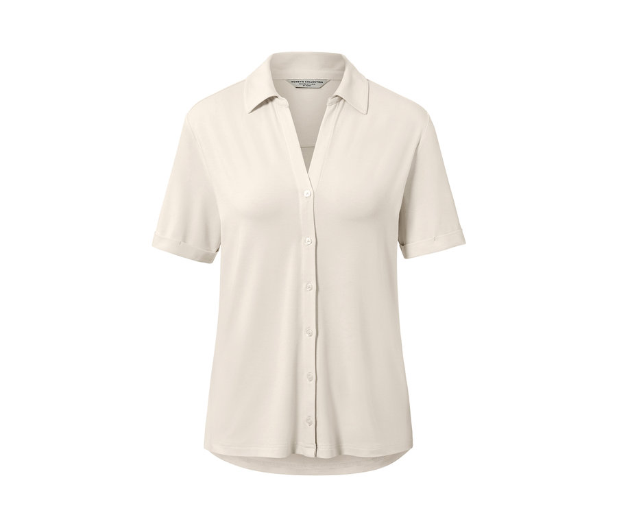 Blouse blanche avec patte de boutonnage.