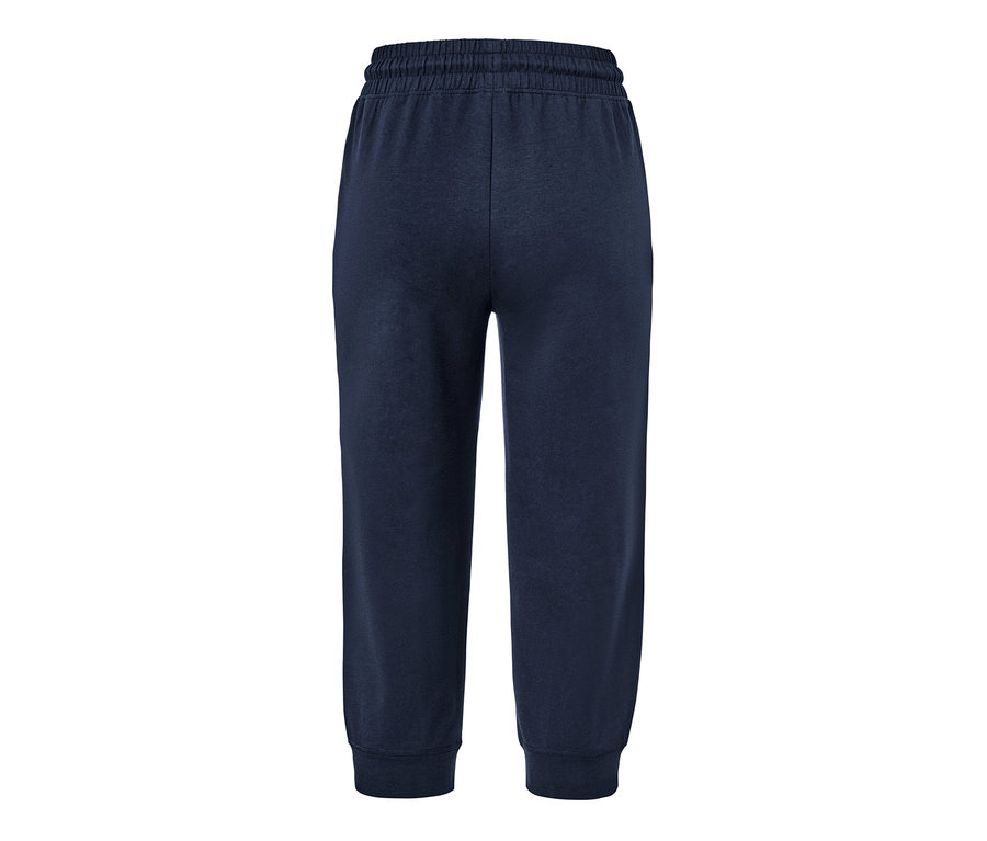 Un pantalon de sport 3/4 bleu marine.