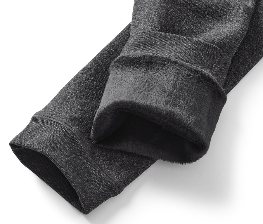 Gros plan sur un legging doublé gris.