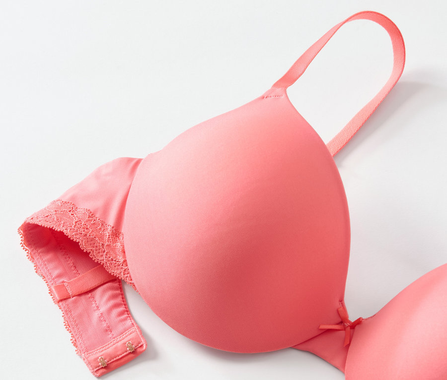 Détail d'un soutien-gorge t-shirt couleur papaye sur fond blanc.