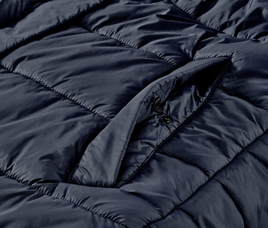 Détail d'un long gilet sans manches matelassé avec capuche.