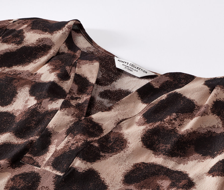 Gros plan sur une blouse imprimée à motif léopard.