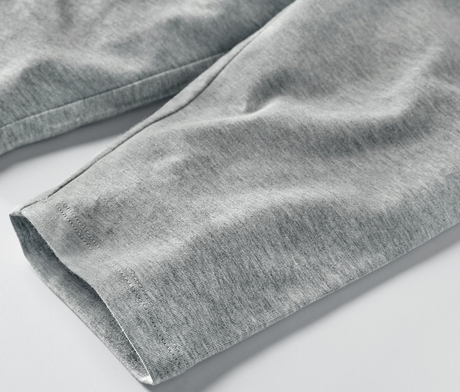 Gros plan sur un legging 3/4 gris pour enfant.