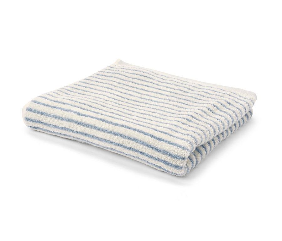 Un drap de bain rayé bleu, plié.