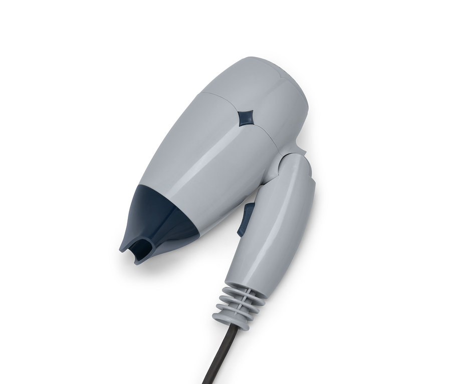 Sèche-cheveux de voyage gris avec des détails bleus sur fond blanc.