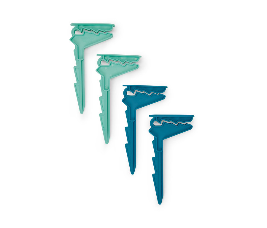 Quatre pinces à linge : deux vert clair et deux bleu foncé.
