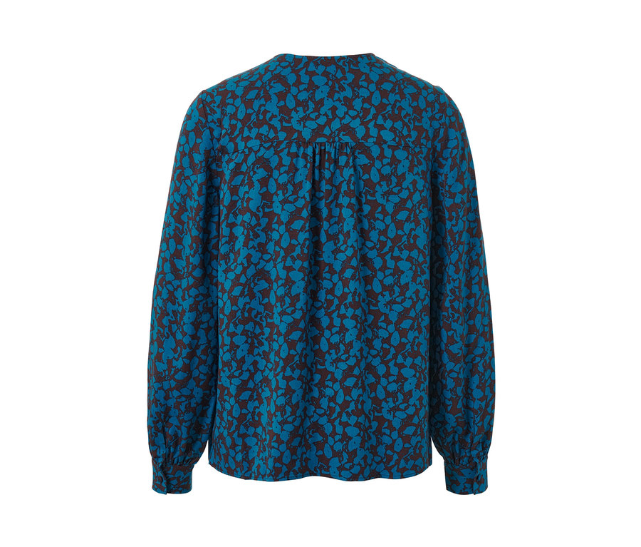 Vue détaillée de dos d'une blouse à imprimé intégral bleu et marron pour femme.