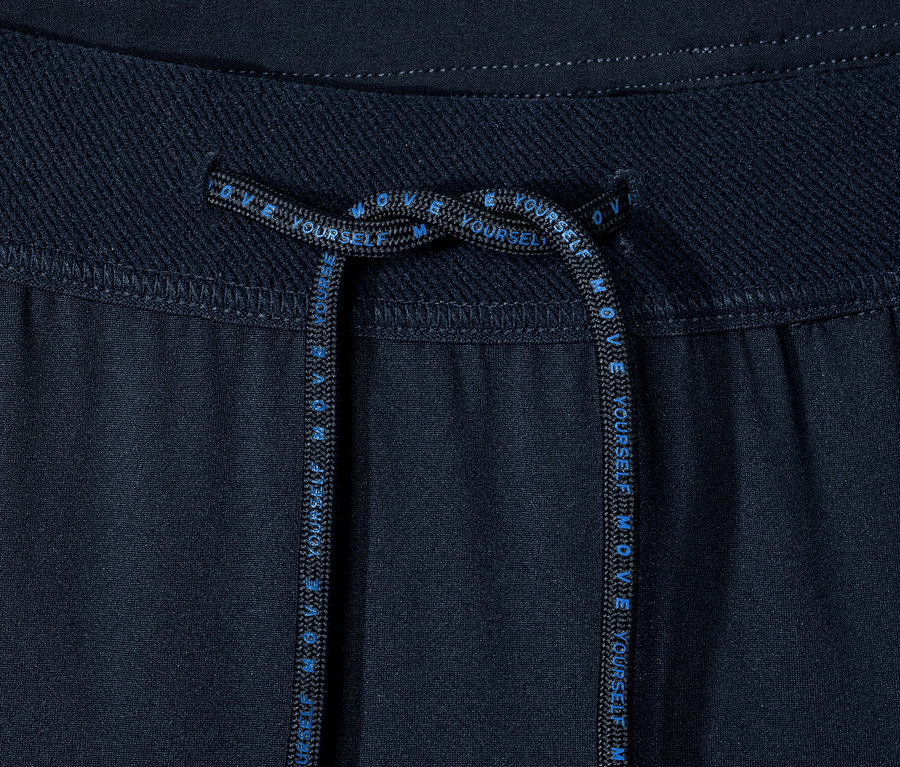 Gros plan sur un short de sport bleu marine avec cordon de serrage.