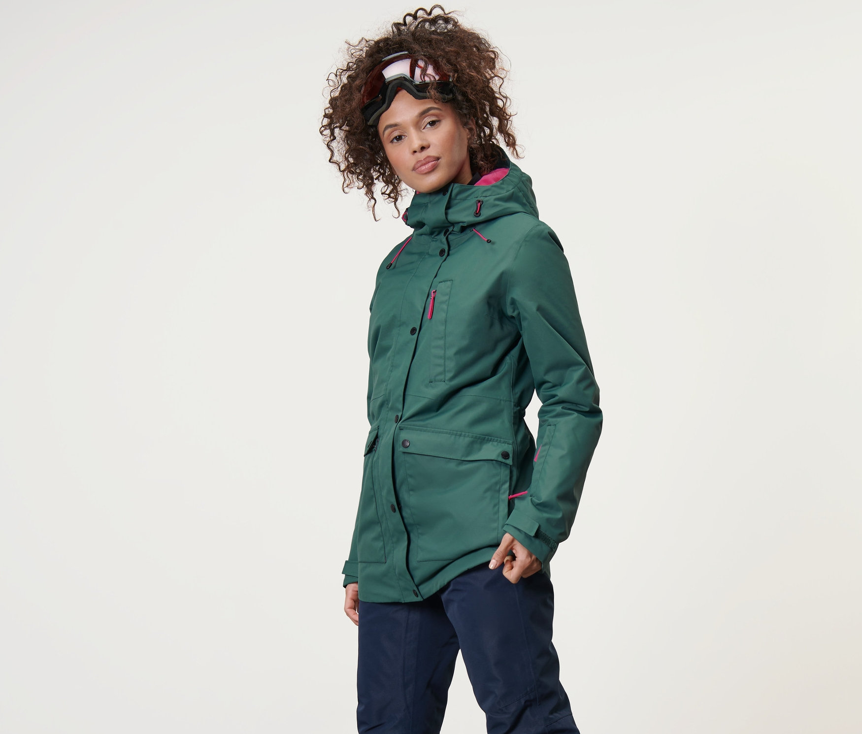 Une femme portant une veste de ski et de snowboard et un pantalon de ski.