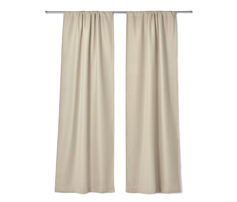 Deux rideaux occultants beiges suspendus à une tringle métallique.