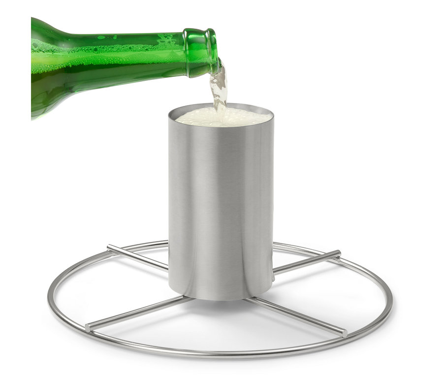 Une bouteille verte verse du liquide dans un support rôtissoire pour poulet.