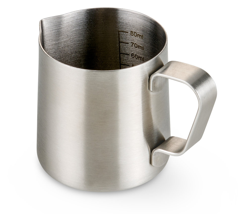 Gros plan isolé d'un pichet à expresso de 80 ml en acier inoxydable.