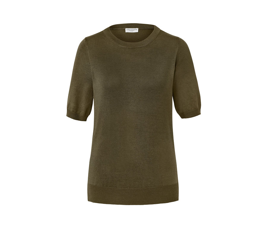 Un pull en maille fine vert olive à manches courtes.