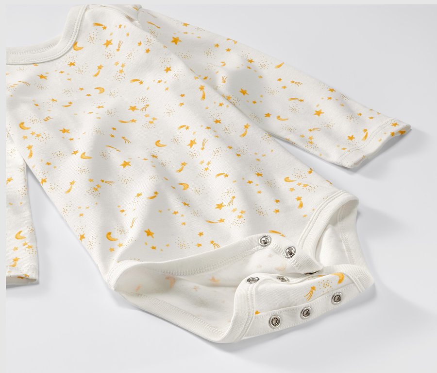 Gros plan sur un body bébé évolutif à motif étoiles.