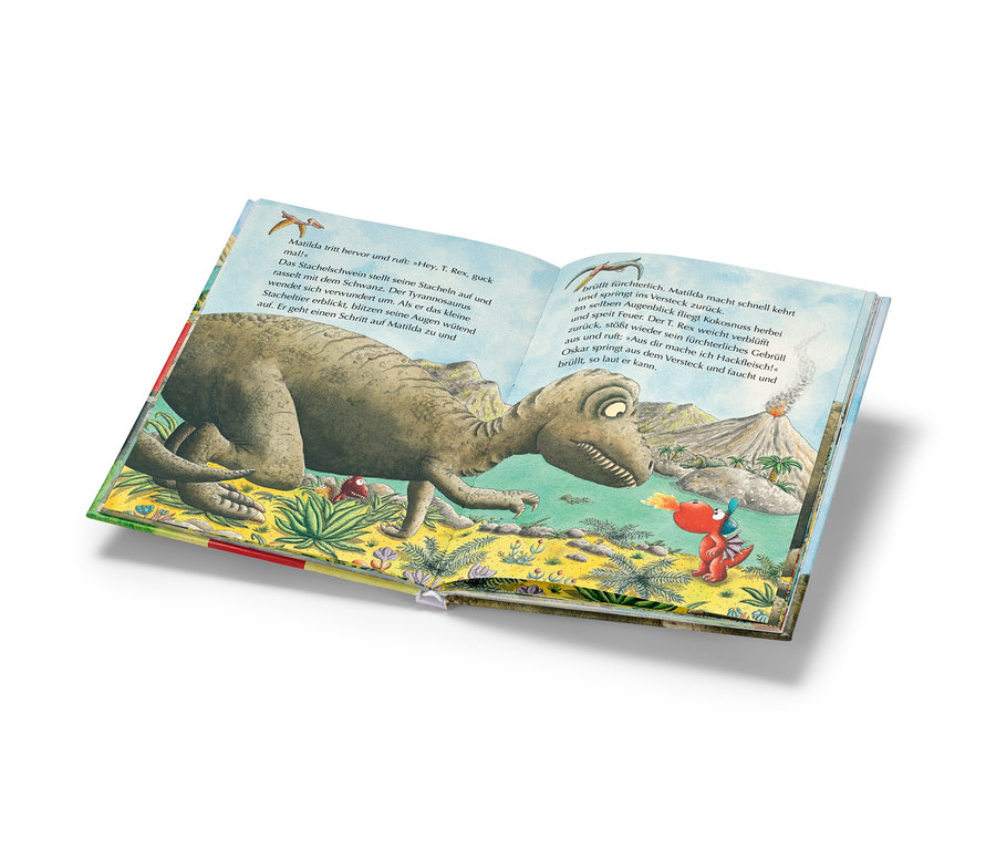 Un livre ouvert illustre une scène avec un dinosaure et un petit dragon.