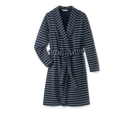 Robe de chambre rayée avec ceinture.