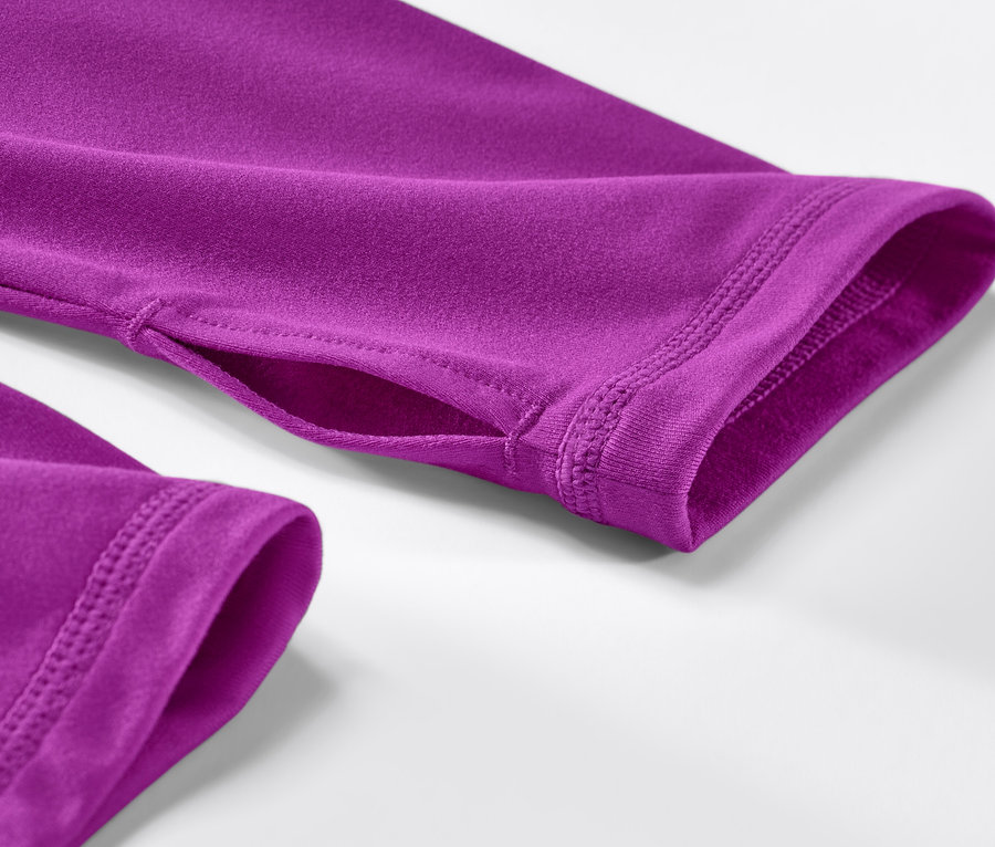 Gros plan sur un t-shirt technique thermique rose baie fluo avec un trou pour le pouce.