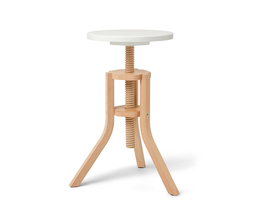 Gros plan d'un tabouret à vis avec une assise blanche et un cadre en bois clair.